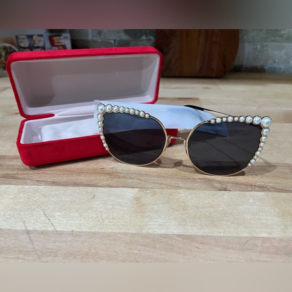 New full inclusion Carolina Herrera pearl frame sun glasses - Picture 6 of 8